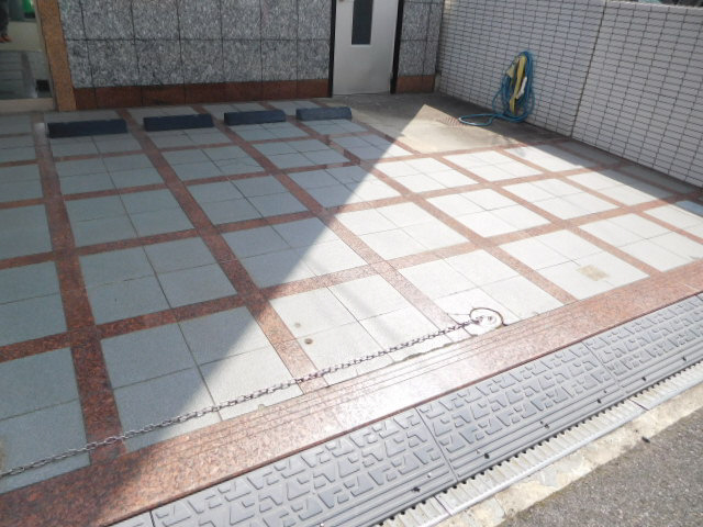 SKビルの駐車場