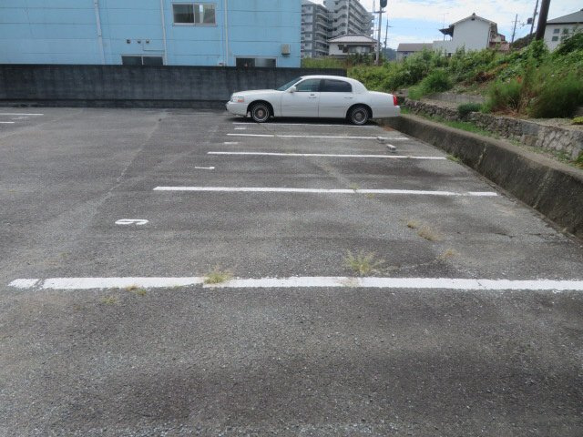 レジデンス白鳥Bの駐車場