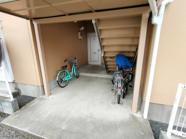 フローラ東岩槻のエントランス
