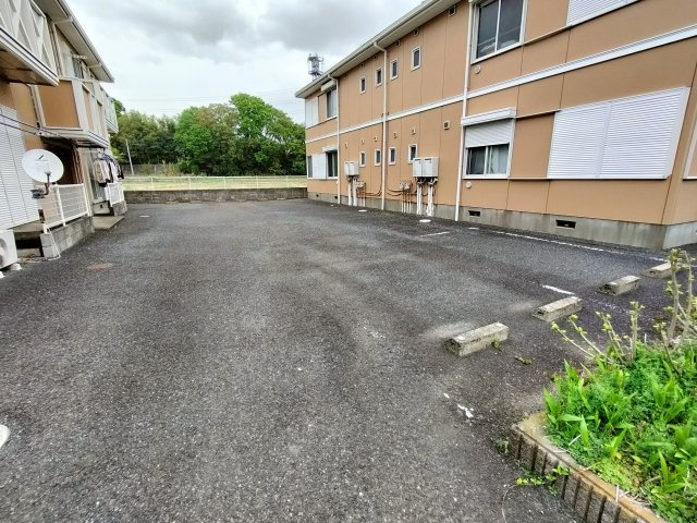 フローラ東岩槻の駐車場