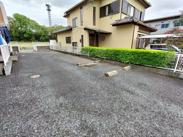 フローラ東岩槻の駐車場