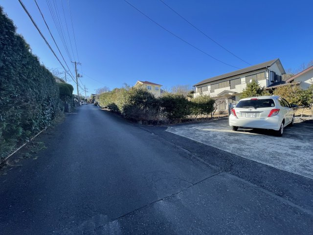 伊豆高原　東興　戸建ての前面道路含む現地写真