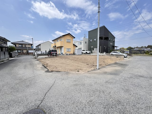 新築　北群馬郡吉岡町大久保2期　GRAFARE　1号棟の前面道路含む現地写真|現地写真　南側接道幅員約5ｍ　東側接道幅員約5ｍ