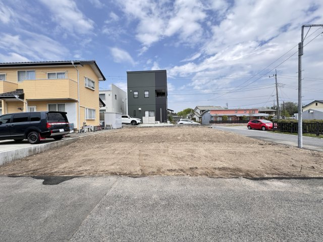 新築　北群馬郡吉岡町大久保2期　GRAFARE　1号棟の駐車場|現地写真　駐車スペースは並列2台分可能です！				
