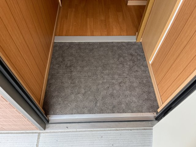 丸萬二番館の玄関