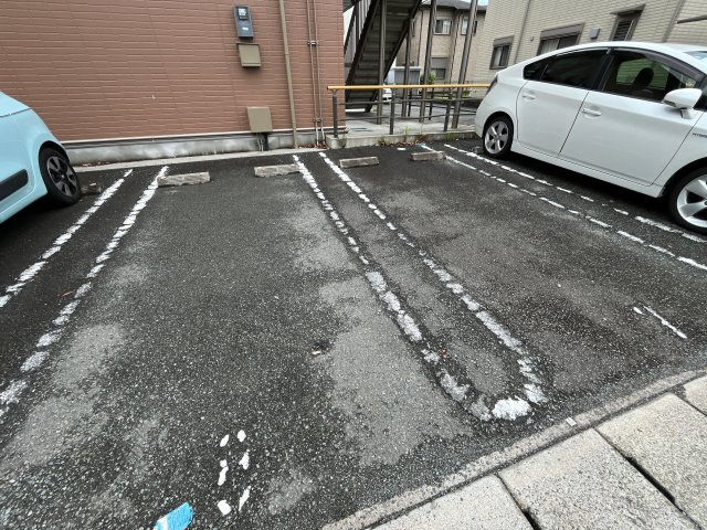 丸萬二番館の駐車場