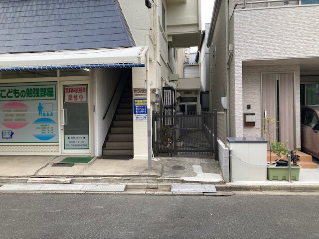 サイジョウビルのエントランス