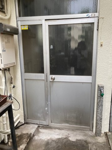 サイジョウビルの玄関