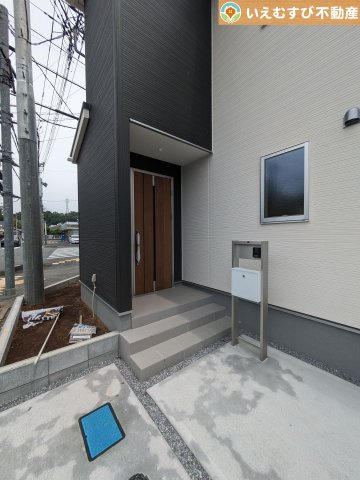 Livele Garden.S　小川町小川第6のエントランス|落ち着いた色づかいのエントランス
駐車場からアクセスの良いエントランス。雨の日や荷物が多くても安心の動線♪