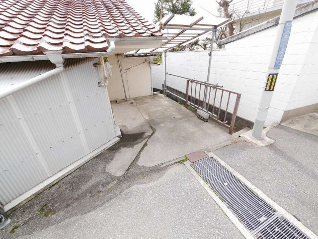 垂水区王居殿2丁目2-10戸建の駐車場|小型車サイズ