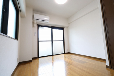 【居間・リビング】 | ガーデンパレス⻄新 | 別号室の写真になります。現況優先。