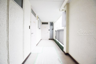 【その他共用部分】 | 共用廊下です。ここもきれいに清掃されています。周囲のお部屋の様子も、ぜひ伺ってみてください。～即日のご見学可能～　お問合せはお気軽にどうぞ。