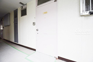 【その他共用部分】 | 皆様をお迎えする、お部屋の玄関ドア。開けやすさや開放角度、ドアノブの操作しやすさや鍵の形状などを、現地で一度ご確認ください。～即日のご見学可能～　お問合せはお気軽にどうぞ。