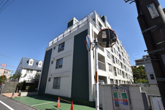 【外観】 | さほど大きなサイズではありませんが、清潔感があり、好感の持てるマンション外観。ぜひ一度、現地でご覧ください。～即日のご見学可能～　お問合せはお気軽にどうぞ。