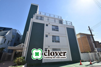【外観】 | 青空によく映える建物です。手入れの行き届いた外壁やマンション正面エントランスなど、綺麗な姿をぜひ一度、現地にてご覧ください。～即日のご見学可能～　お問合せはお気軽にどうぞ。