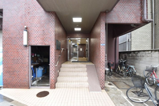 【エントランス】 | お客様を、そして住人を出迎えてくれるマンションのエントランス。ゴミが落ちていないことからも、管理状態の良さや住民の節度の高さが見て取れます。～即日のご見学可能～　お問合せはお気軽にどうぞ。