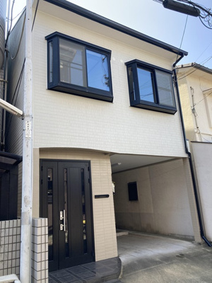 【外観】 | 旭区清水１丁目中古戸建 | 駅から徒歩4分、裏庭にはゆったり15坪のスペースも！2023年10月にリフォーム済みで新生活への準備が整っています。収納もたっぷりで、毎日がもっと快適になりそうですね。