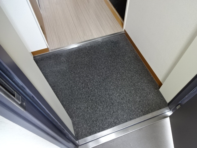 マンション西駅前の玄関