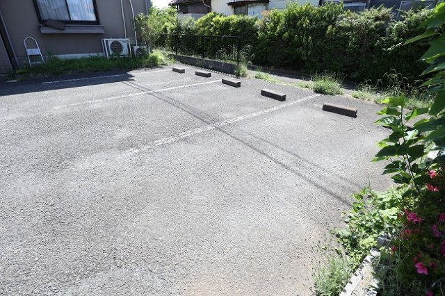 メゾンペジブルの駐車場