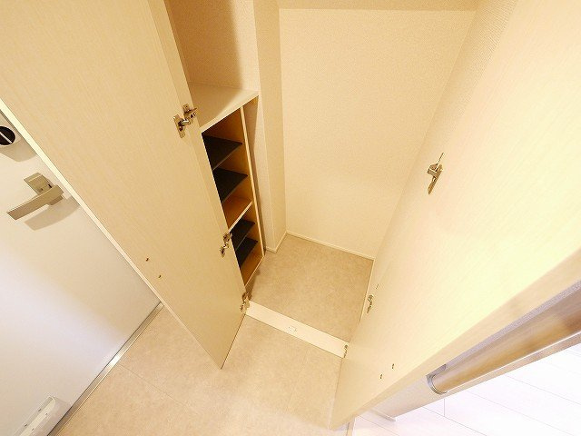 クレイノ聡の玄関|クロス変更がアクセントになっています♪