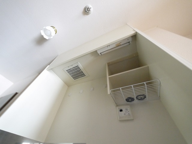 南新町ビルのキッチン|小棚があるので食器などを収納できますね