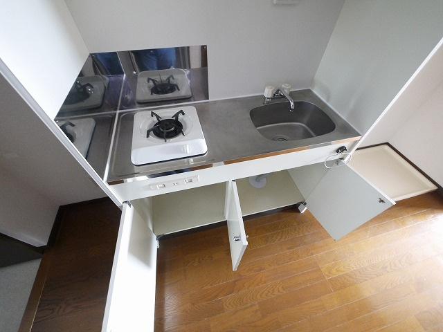 南新町ビルのキッチン|コンパクトなキッチンで掃除もラクラク