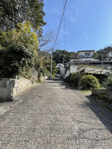 広島市東区牛田南2丁目　中古一戸建ての前面道路含む現地写真