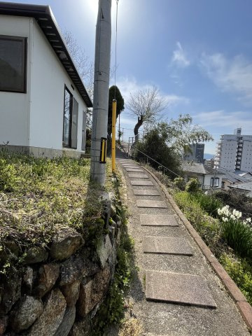 広島市東区牛田南2丁目　中古一戸建ての前面道路含む現地写真