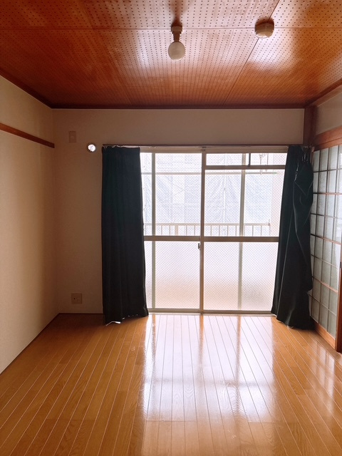 旭マンションの洋室