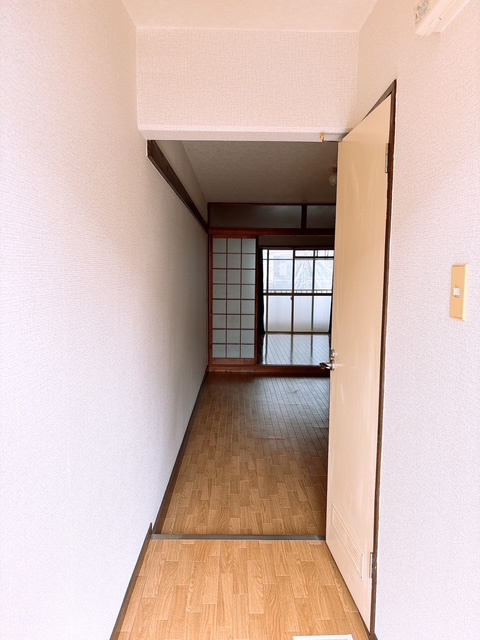 旭マンションの玄関