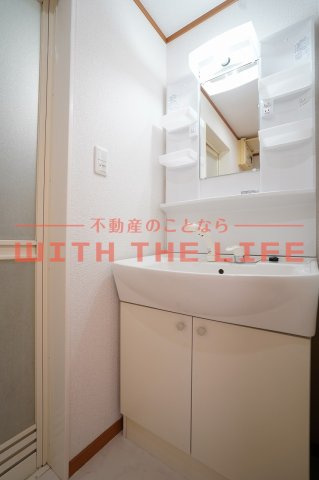 リベルテⅡ【キャッシュバック対象物件】の独立洗面台|朝の支度にも助かる、独立の洗髪洗面化粧台