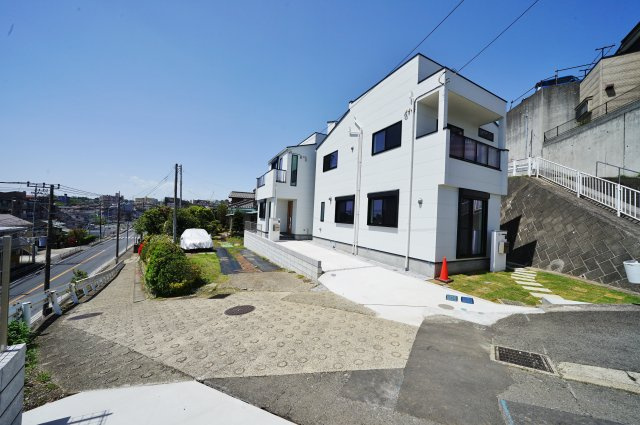 【横浜市旭区白根２丁目5-3全２棟新築戸建て１号棟】★仲介手数料無料★（不動丸小学校・鶴ヶ峰中学校）の前面道路含む現地写真