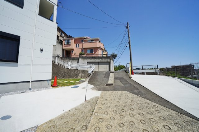 【横浜市旭区白根２丁目5-3全２棟新築戸建て１号棟】★仲介手数料無料★（不動丸小学校・鶴ヶ峰中学校）の前面道路含む現地写真