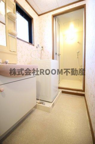 日の出マンションの洗面所|明るい洗面所です