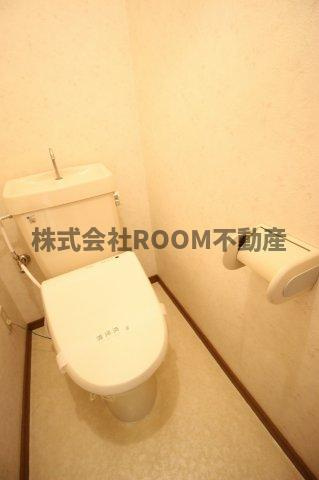 日の出マンションのトイレ|落ち着いた色調のトイレです