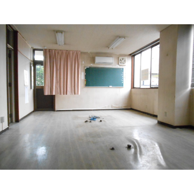 揖斐郡揖斐川町三輪の倉庫の居間・リビング|事務所