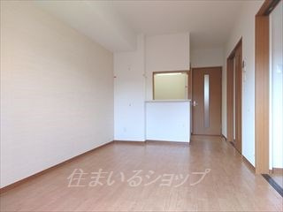 広島市安佐北区深川１丁目の賃貸マンションの居間・リビング|人気の対面キッチン