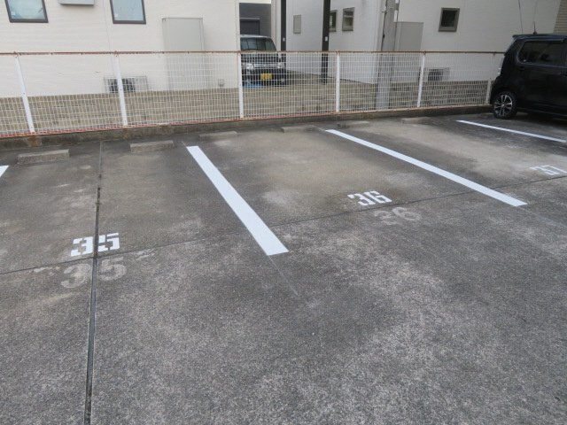 ロワイヤル太子の駐車場