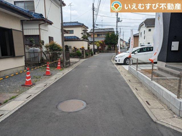 熊谷市柿沼　中古戸建の前面道路含む現地写真