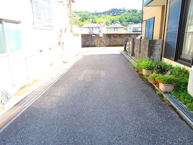 高知市東石立町 売土地の前面道路含む現地写真|敷地西側は建築基準法上の道にあらず