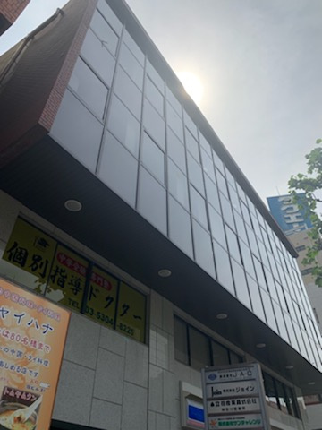 新港ビルの外観