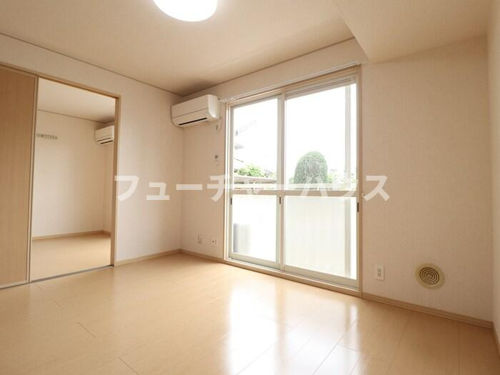 ＲＯＹＡＬ　ＧＡＲＤＥＮ　ＣＡＳＡＨＡＲＡ　Ｅの居間・リビング