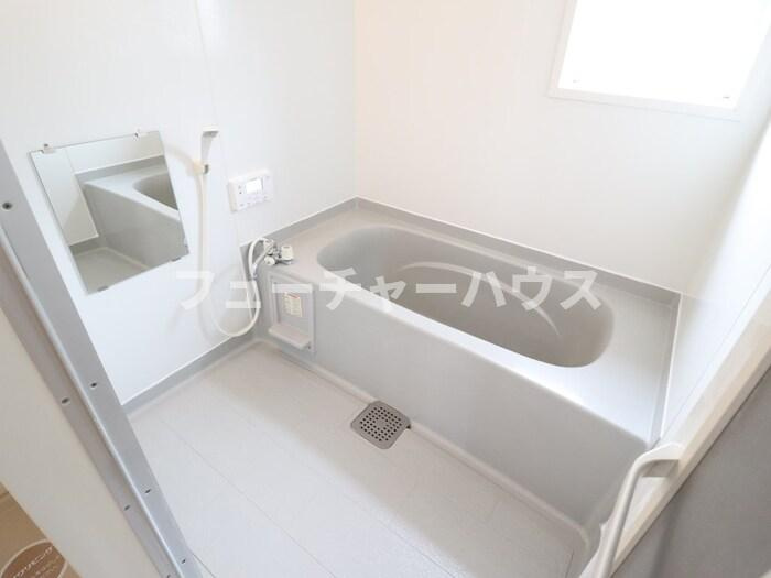 ＲＯＹＡＬ　ＧＡＲＤＥＮ　ＣＡＳＡＨＡＲＡ　Ｅの浴室