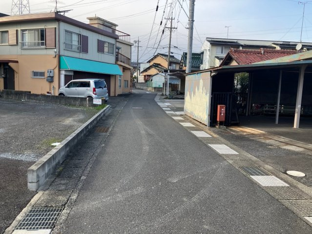 中古戸建　大垣市荒尾町　昭和59年築　平屋建ての前面道路含む現地写真