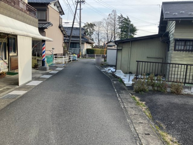 中古戸建　大垣市荒尾町　昭和59年築　平屋建ての前面道路含む現地写真