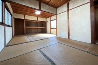 【和室】 | 滋賀県草津市草津４丁目　中古戸建 | 2面採光で明るいお部屋です。