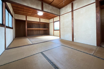 【和室】 | 滋賀県草津市草津４丁目　中古戸建 | 2面採光で明るいお部屋です。