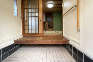 【玄関】 | 滋賀県草津市草津４丁目　中古戸建 | 玄関には手すりが設けられており玄関の昇り降りに助かります。
