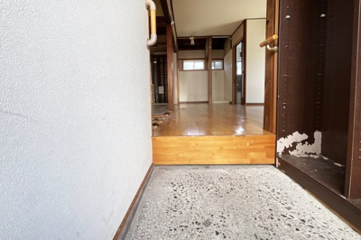 【玄関】 | 滋賀県草津市草津４丁目　中古戸建 | 《玄関》