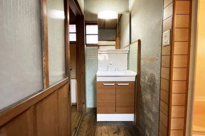 【独立洗面台】 | 滋賀県草津市草津４丁目　中古戸建 | 鏡裏にも収納スペースがあるので、小物がスッキリと片付けらます。